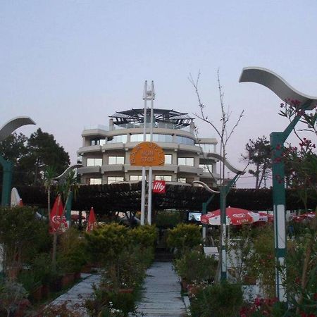 Vela Hotel Kryemëdhej Zewnętrze zdjęcie