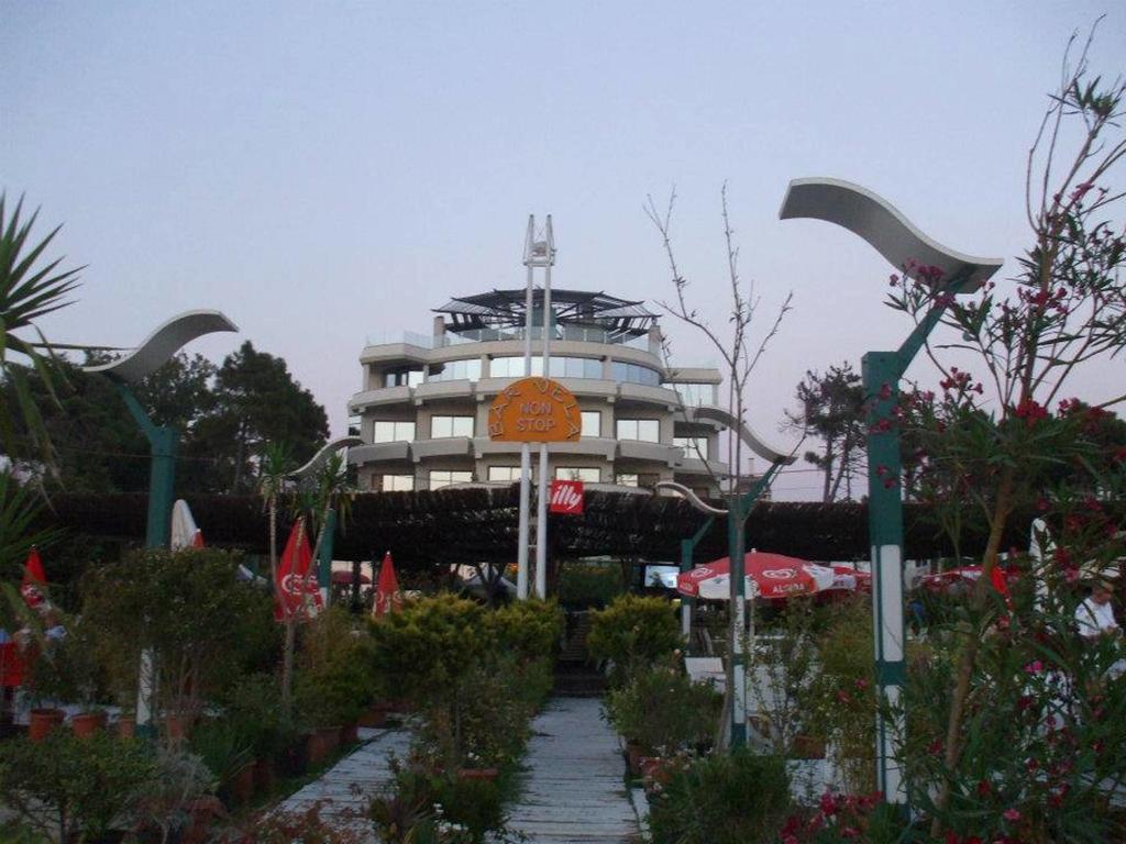 Vela Hotel Kryemëdhej Zewnętrze zdjęcie
