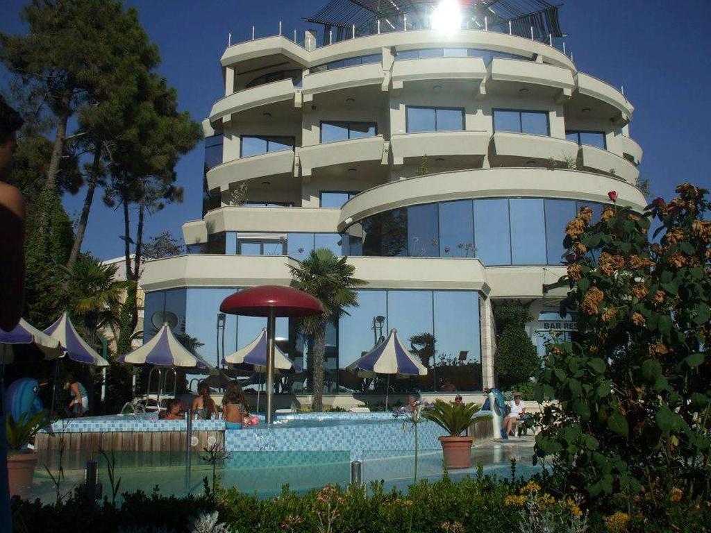 Vela Hotel Kryemëdhej Zewnętrze zdjęcie