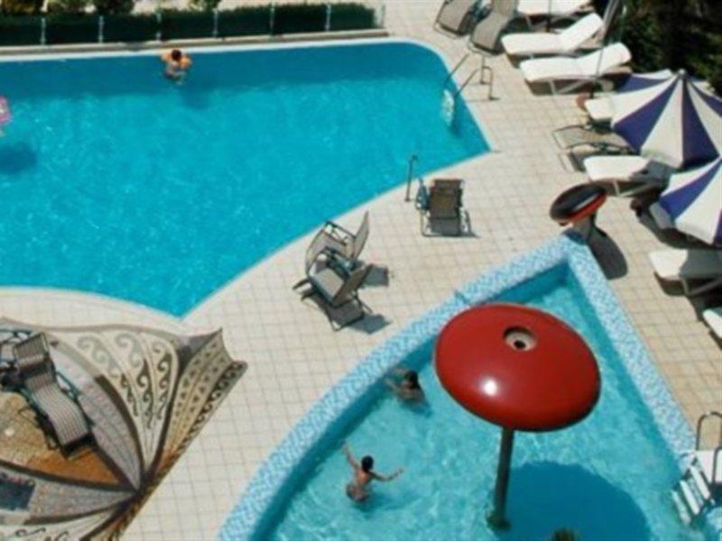 Vela Hotel Kryemëdhej Zewnętrze zdjęcie